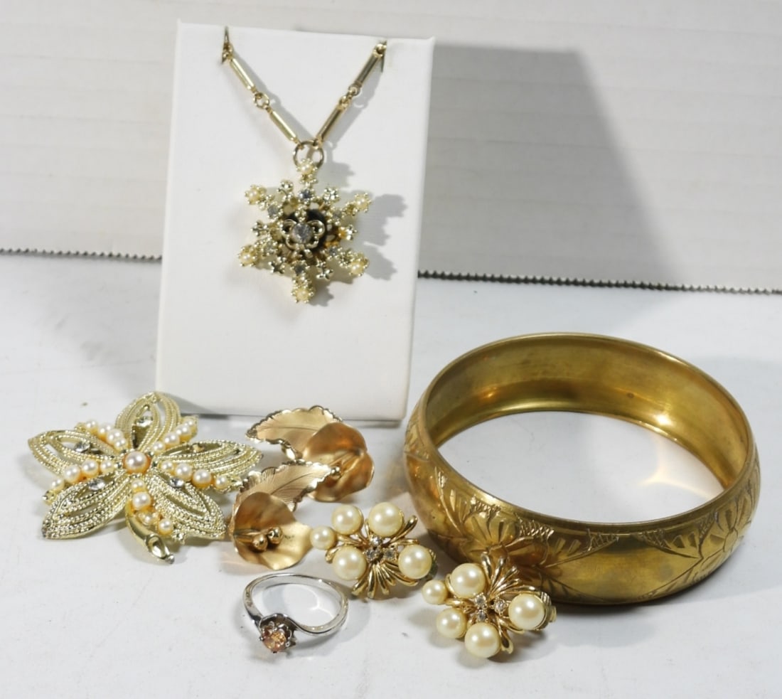 GOLD TONE FLORAL JEWELRY LOT (1 of 4)