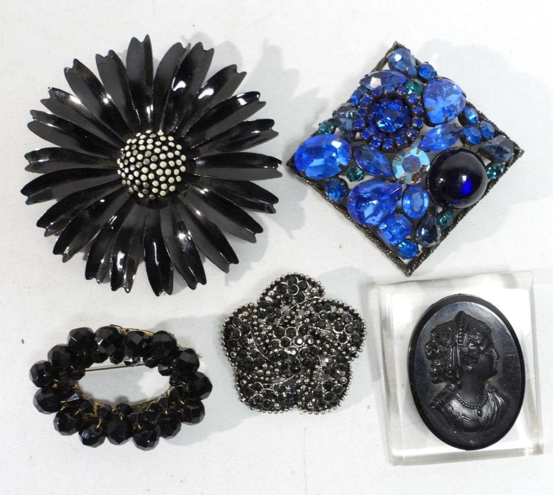 (5) VINTAGE BROOCHES - WEISS, TRIFARI (1 of 2)