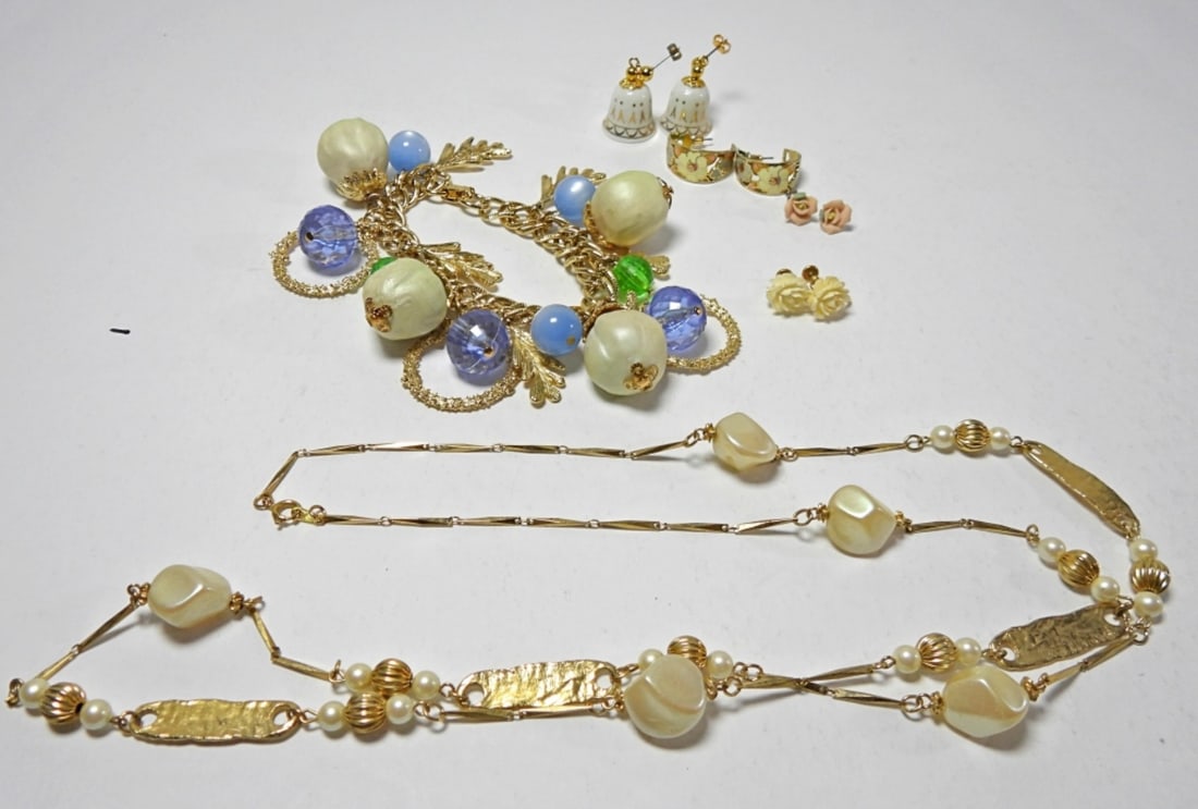 6 PC SET OF GOLD TONE VINTAGE JEWEREY: 1 7INCH BRACELET WITH CHARMS. 1 38INCH NECKLACE. 2 PAIRS OF ROSE EARRINGS. 1 PAIR OF BELL EARRINGS. 1 PAIR OF FLOWER EARRINGS