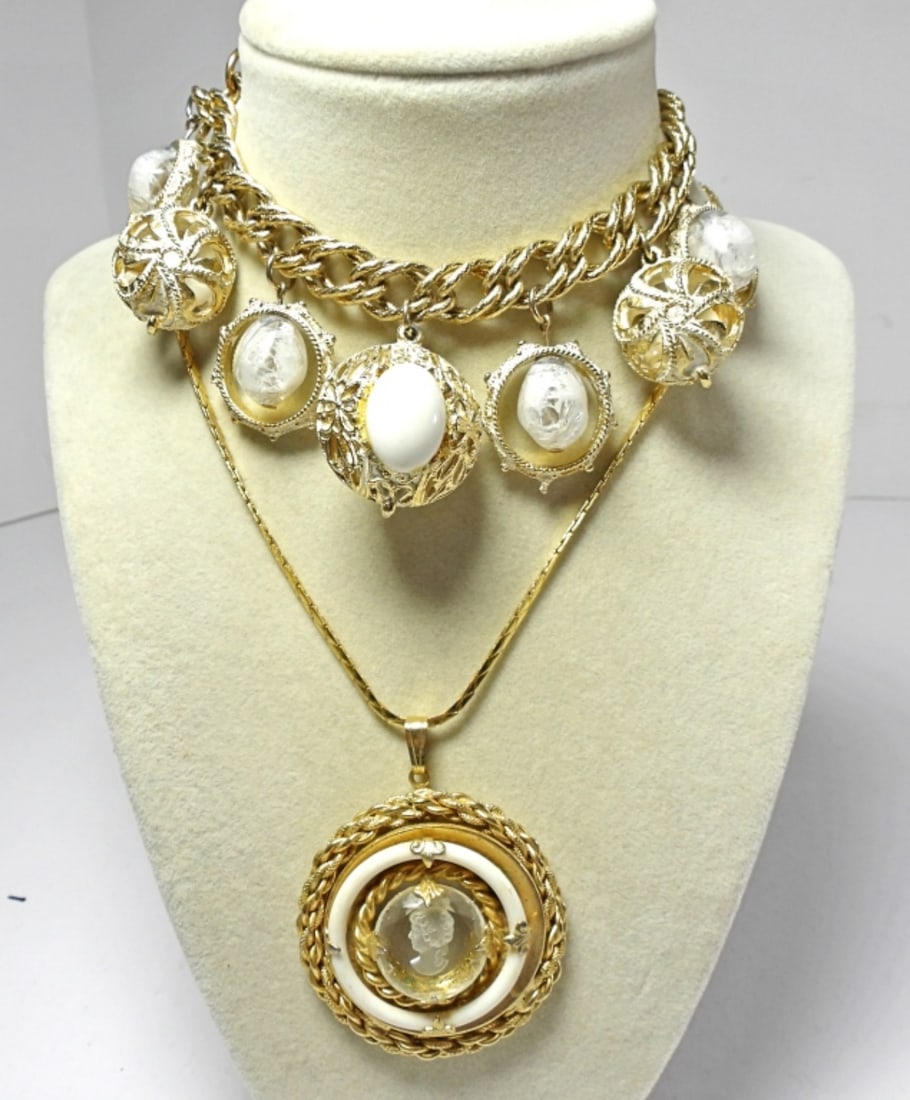 2 GOLD TONE VINTAE JEWELRY PCS (1 of 4)