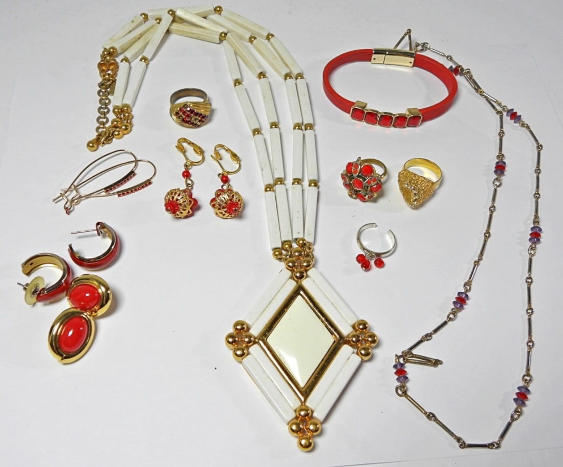 11 PC "RED" THEMED LOT (1 of 5)