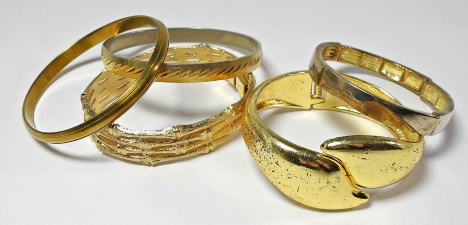 5CT GOLD TONE BANGLES: 5 VINTAGE GOLD TONE BANGLES