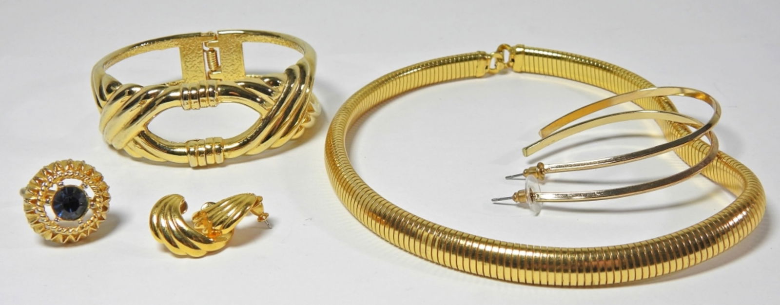 5 PIECE GOLD TONE JEWELRY (1 of 2)