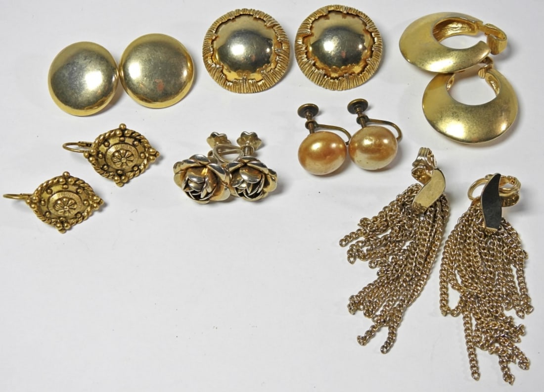 7CT VINTAGE GOLD TONE EARRINGS: 2 ROUND BUTTON EARRINGS. 1 PAIR OF ROSE EARRINGS AND MORE!