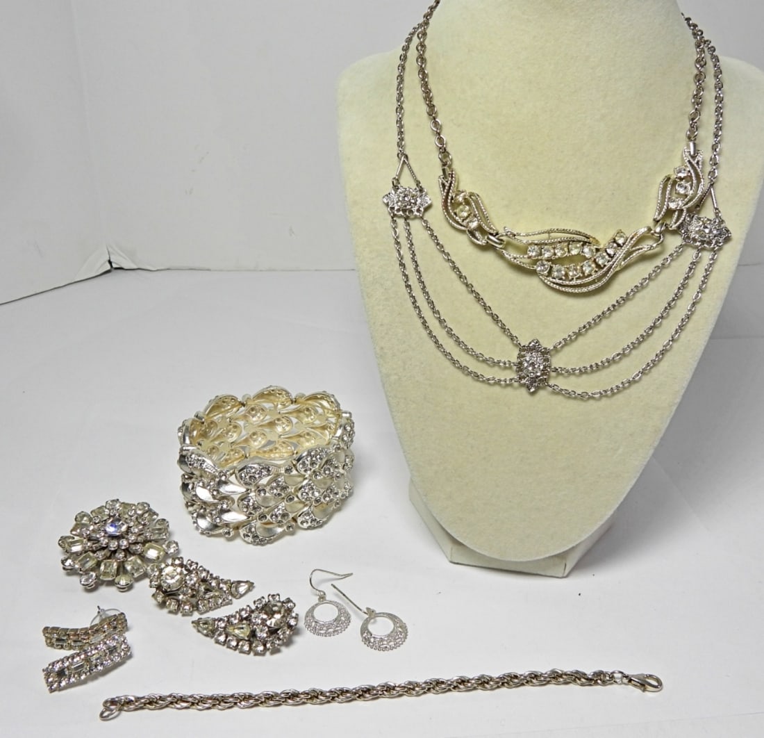 8CT CLEAR STONE SILVER TONE JEWELRY (1 of 4)