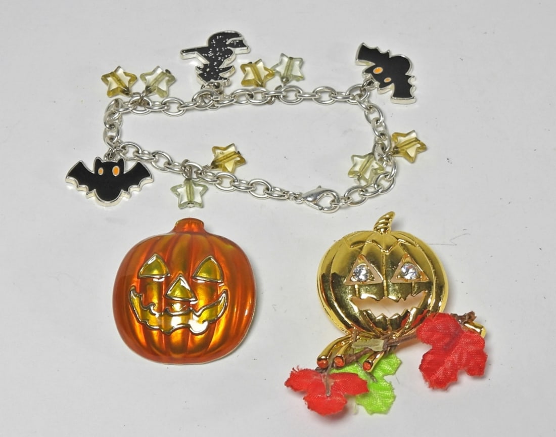 HALLOWEEN JEWELRY LOT: (2) PUMPKIN BROOCHES & CHARM BRACELET