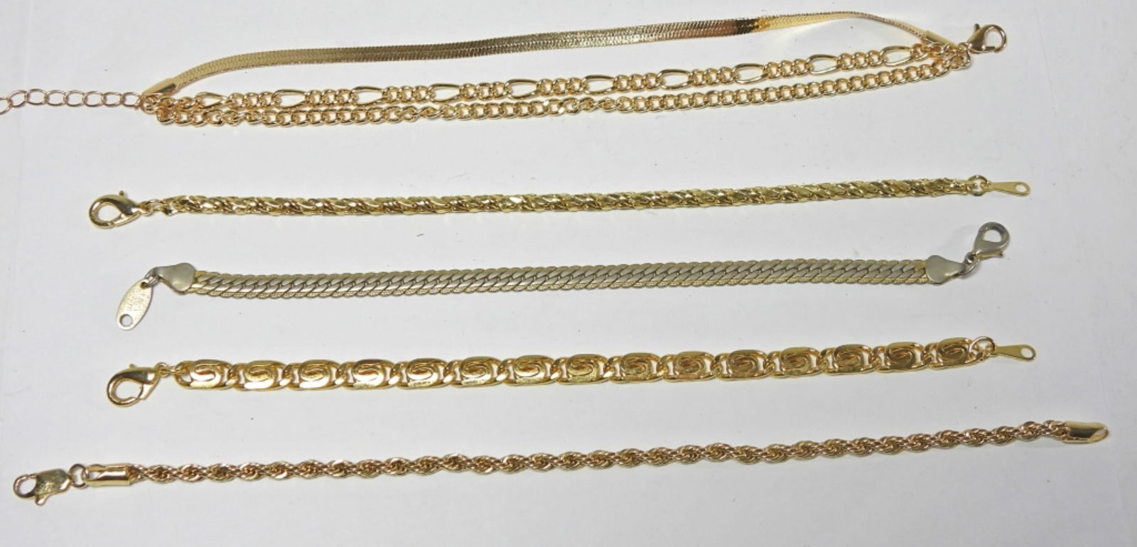 (5) GOLD TONE CHAIN BRACELETS: (5) GOLD TONE CHAIN BRACELETS