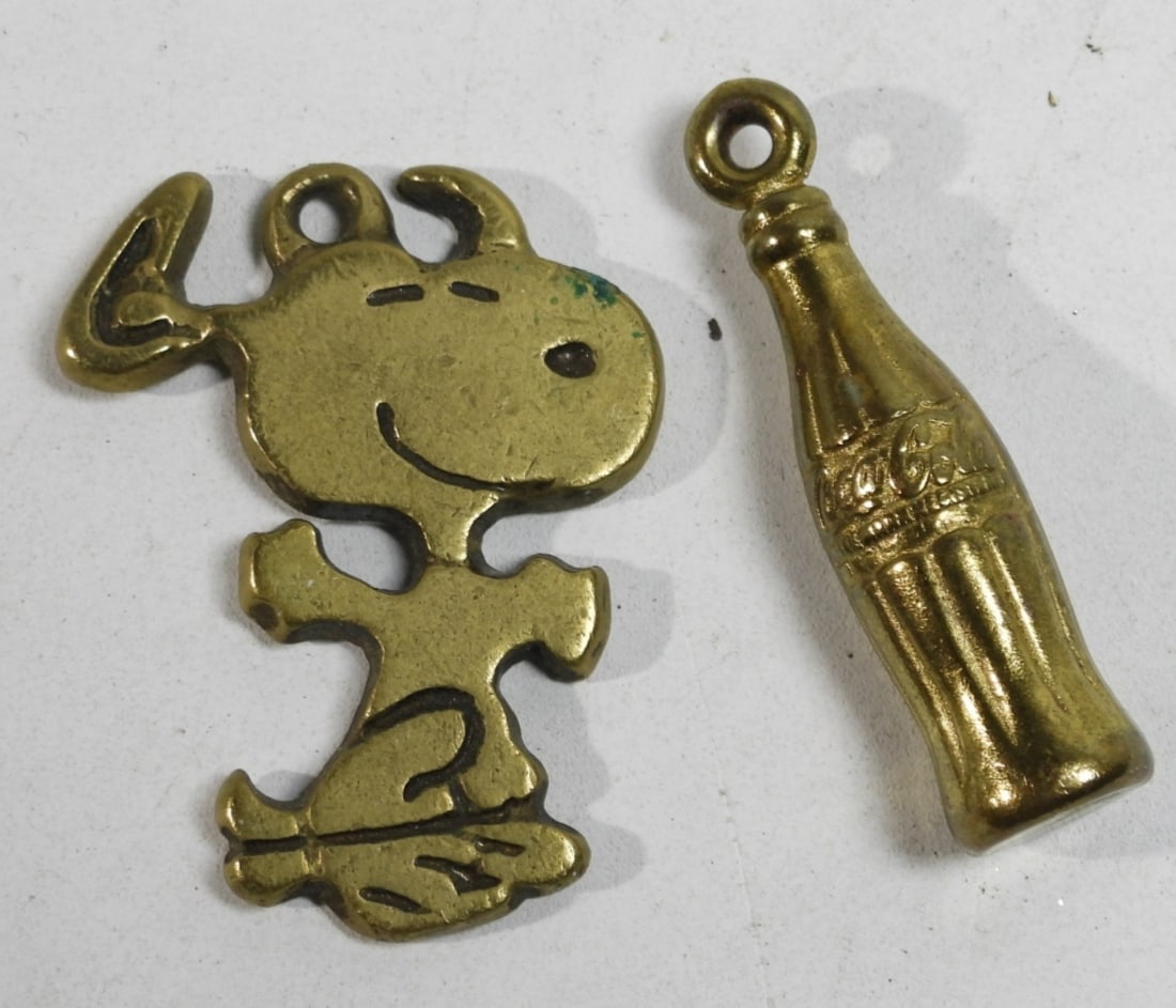 1958 UNITED FEATURE SYNDICATE SNOOPY: PENDANT & COCA-COLA PENDANT