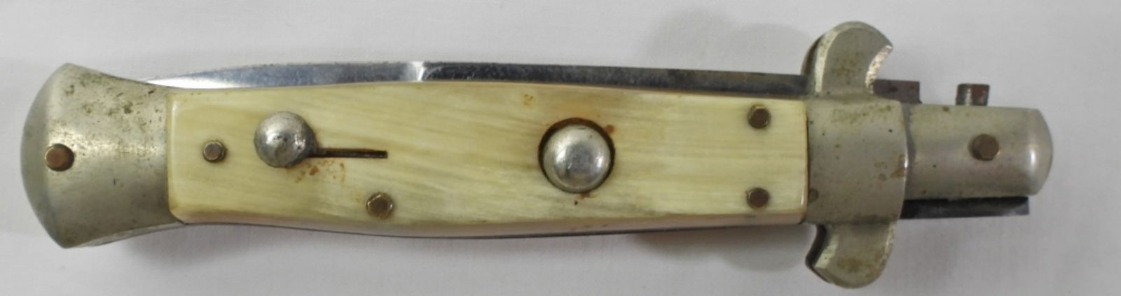 VINTAGE PUSH BUTTON SPRING ACTION KNIFE (1 of 4)