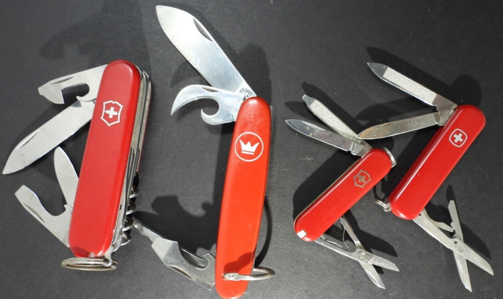 (4)SWISS ARMY KNIFE LOT (1 of 3)
