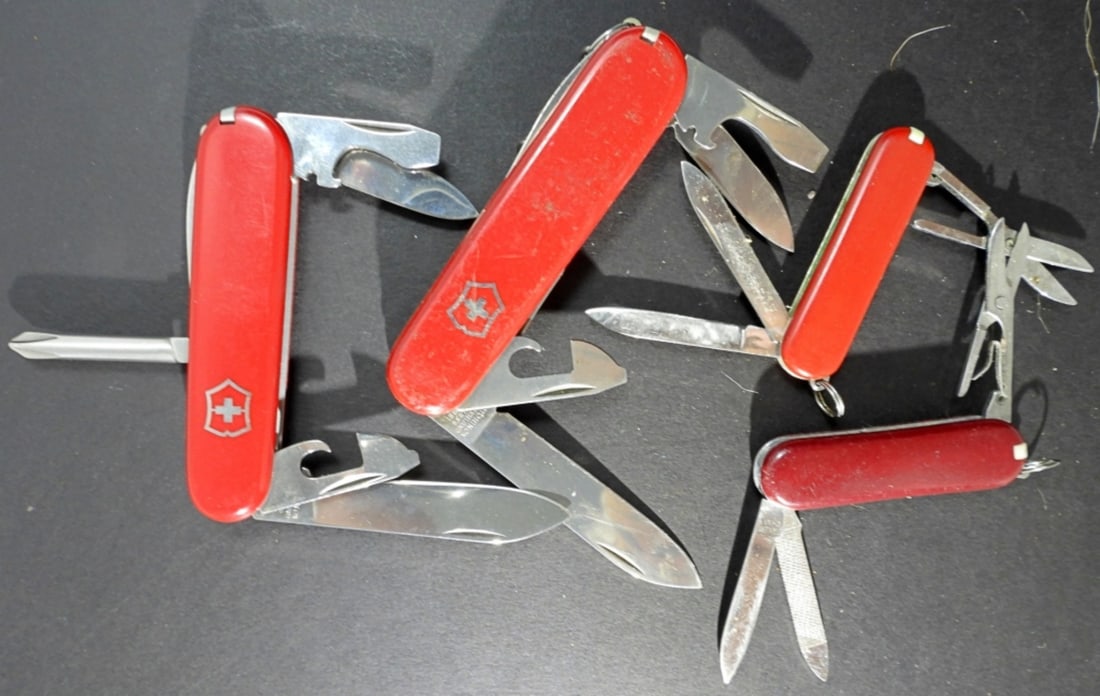 (4) SWISS ARMY KNIFE LOT (1 of 2)