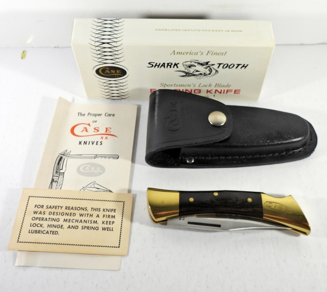 CASE SHARK TOOTH FOLDING KNIFE: CASE SHARK TOOTH SPORTSMEN'S LOCK BLADE FOLDING KNIFE WITH SHEATH 1976. P197 L SSP. SHEATH IS 6" LONG, 2.5" WIDE. KNIFE IS ABOUT 8" LONG OPENED. ORIGINAL BOX AND PAPERS. LIKE NEW!