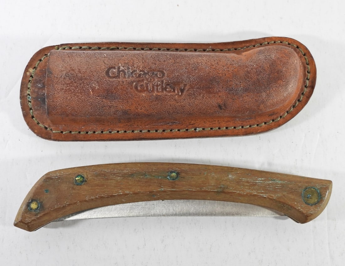 CHICAGO CUTLERY THE TRAVELER: CHICAGO CUTLERY-THE TRAVELER FOLDING KNIFE AND SHEATH. LOOKS USED BUT IN GOOD CONDITION.