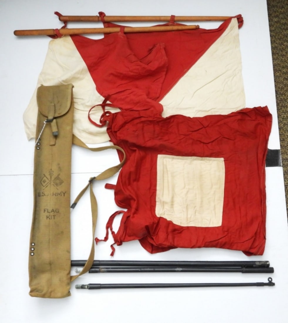 WWII U.S ARMY SIGNAL FLAG KIT (1 of 2)