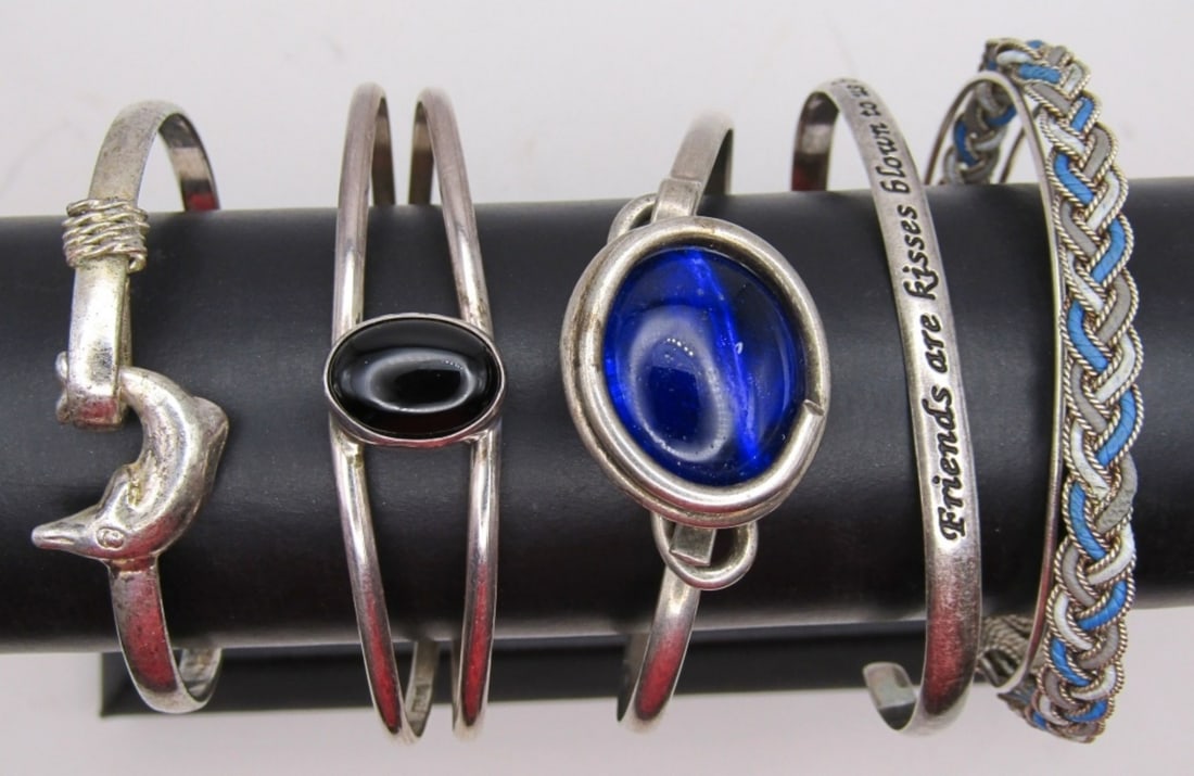 5CT STERLING LADIES BANGLES: 5 STERLING SILVER LADIES BANGLES VINTAGE SIZED 7INCH AND 1 6INCH, 34 DWT