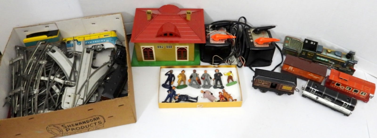 VINTAGE ELECTRIC TRAIN SET (1 of 5)