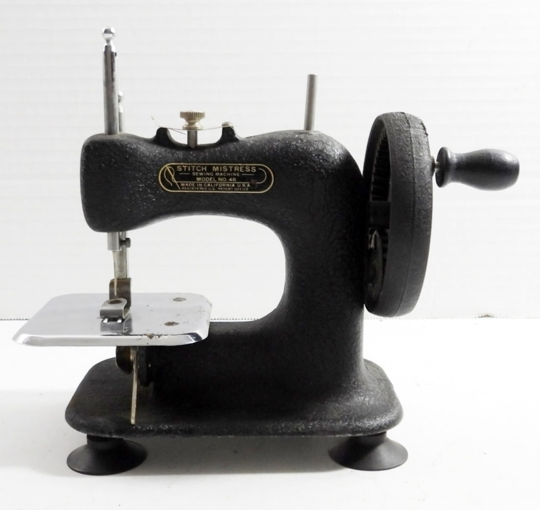 STITCH MISTRESS CHILD'S SEWING MACHINE #48 (1 of 6)