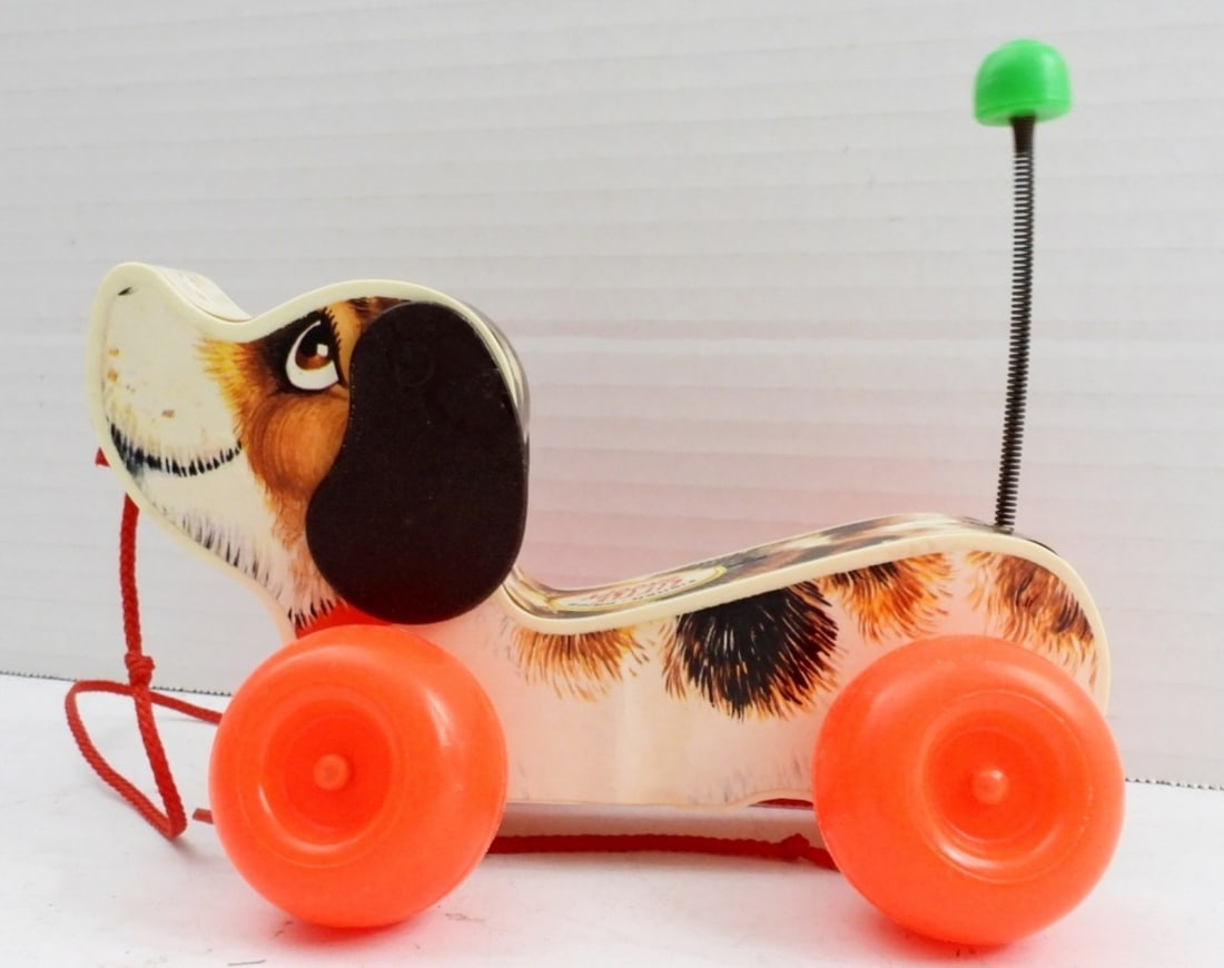 1965 FISHER PRICE LITTLE SNOOPY TOY: 1965 FISHER PRICE LITTLE SNOOPY PULL ALONG TOY. WORKS AND IS IN GREAT SHAPE.