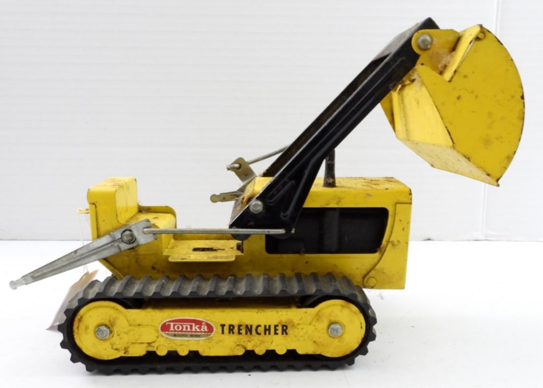 VINTAGE TONKA TRENCHER PRESSED STEEL: VINTAGE 1960's TONKA TRENCHER, PRESSED STEEL TOY TRUCK. HAS SOME RUST. WORKS. 12"x5".