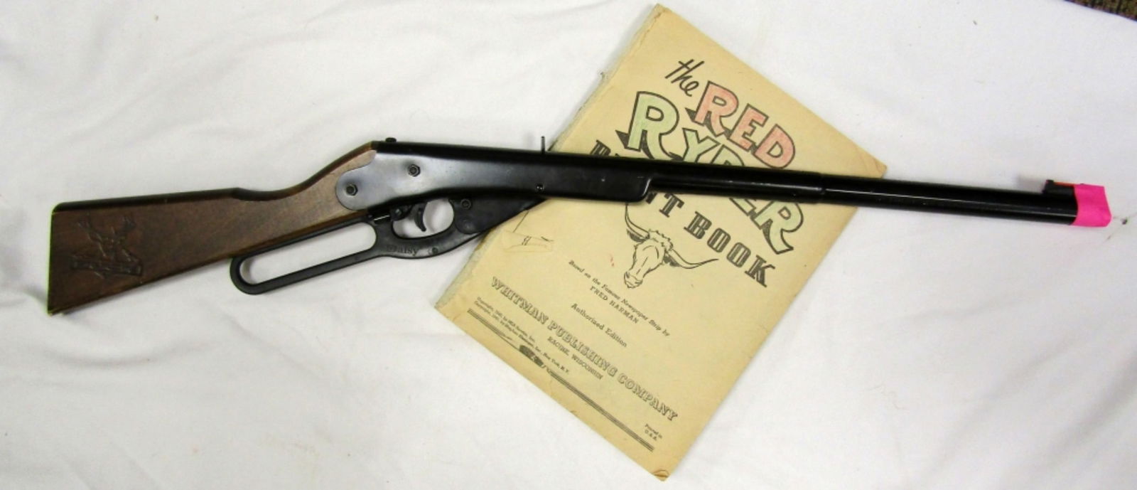 DAISY BUCK BB GUN LOT NO 0700: #043305 on BARREL - 31" LONG - UNTESTED with RED RYDER VTG PAINT BOOK