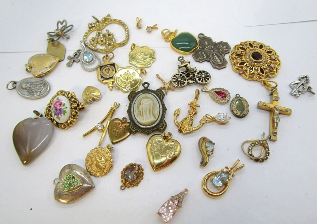 (37) VARIOUS STYLES OF PENDANTS: 37 GOLD AND SILVER TONE PENDANTS. ALL STYLES, LOCKETS, HEARTS, RELIGIOUS, GEMSTONE, WHIMSICAL. SEE PHOTOS!
