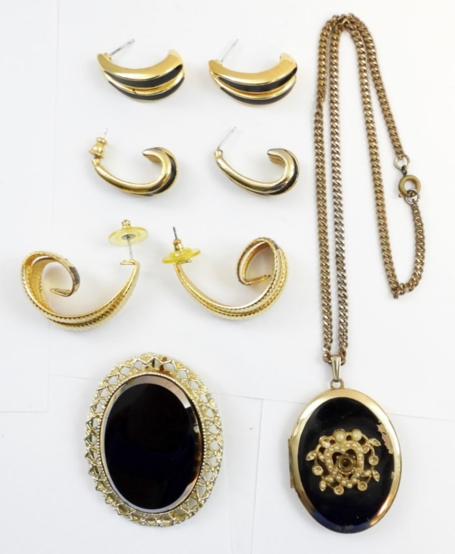 VINTAGE GOLD TONE LOCKET & MORE: VINTAGE GOLD TONE LOCKET16'.VINTAGE GOLD TONE PENDANT BROOCH WITH BLACK STONE.3 PAIR GOLD TONE EARRINGS