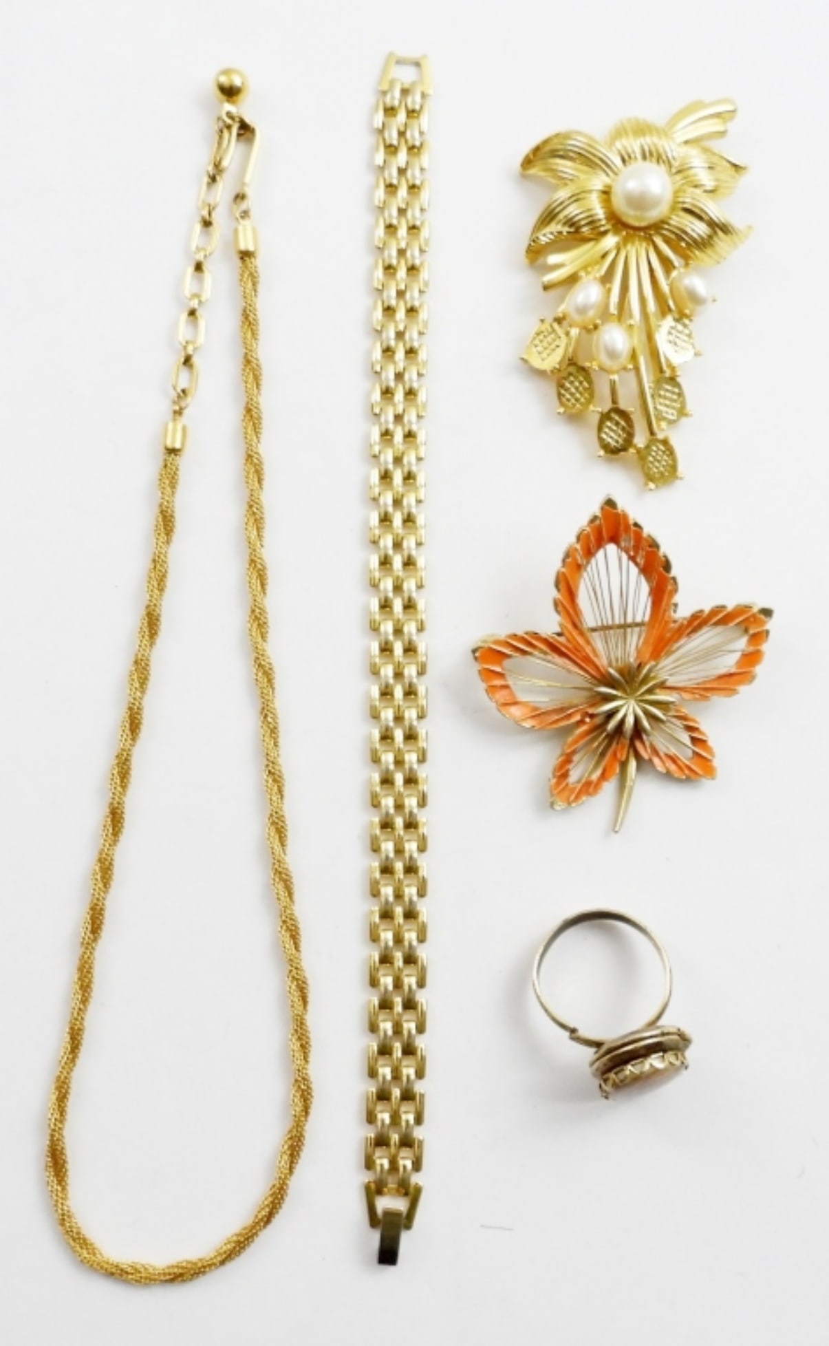 5 PIECE GOLD TONE ASSORTED JEWELRY: 5 PIECE GOLD TONE JEWELRY.16'NECKLACE,8"BRACELET,2 BROOCHES AN A ADJUSTABLE LOCKET RING