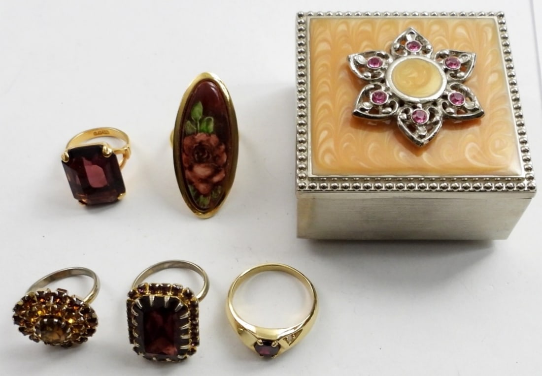 5 VINTAGE GOLD TONE RINGS &MORE (1 of 3)