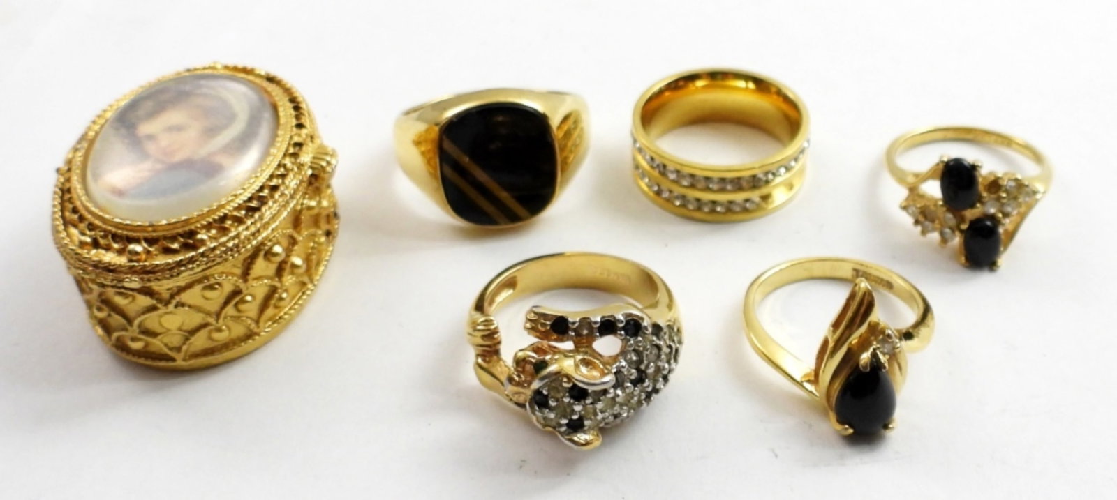 VINTADE TRINKET BOX AND RINGS (1 of 4)