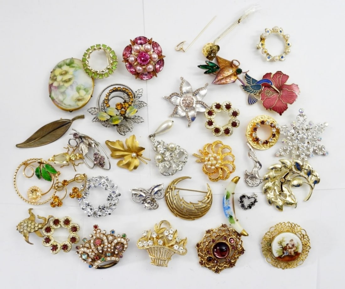 35 ASSORTED VINTAGE BROOCHES (1 of 5)