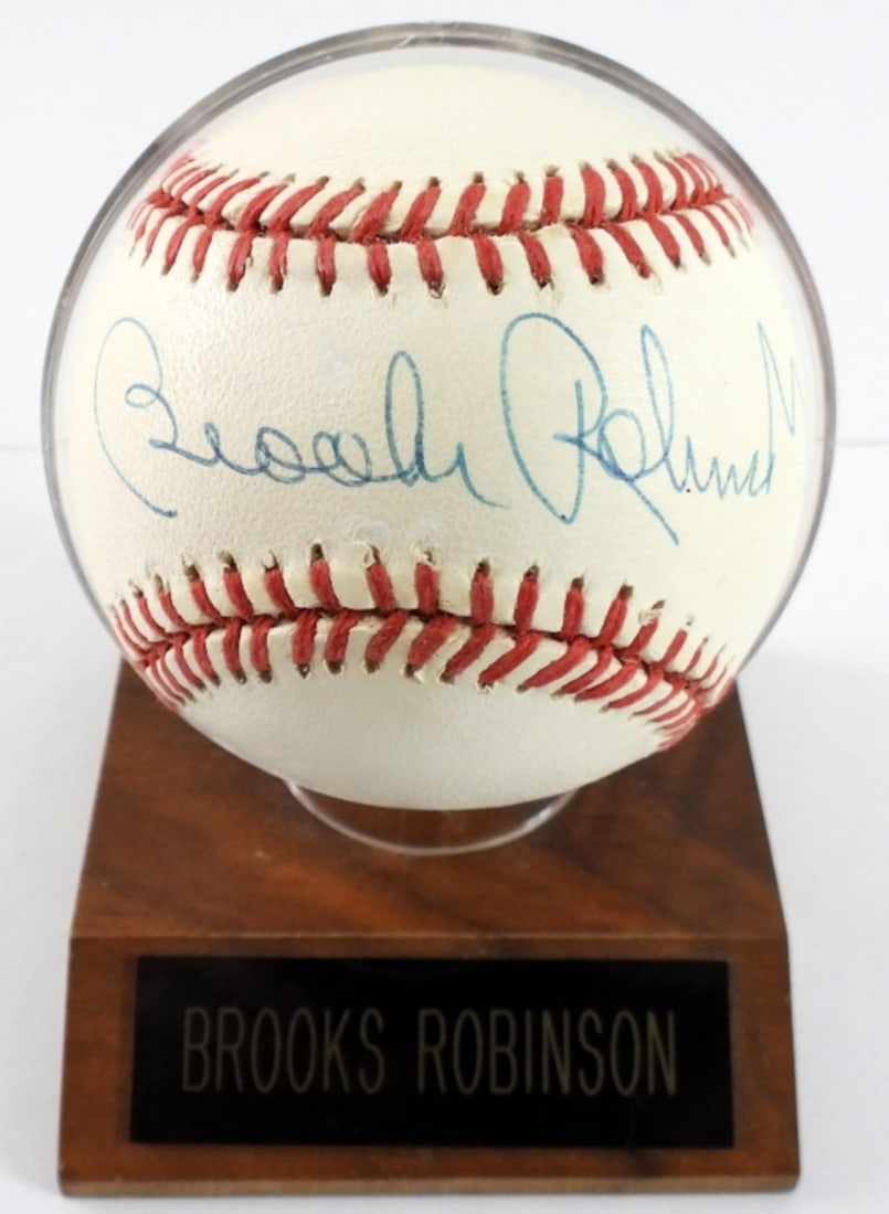 BROOKS ROBINSON SIGNED BASEBALL IN CASE (1 of 2)