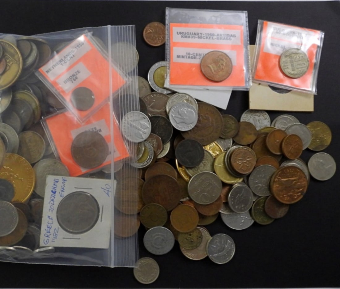 5 POUNDS WORLD FOREIGN COIN & TOKEN LOT (1 of 3)