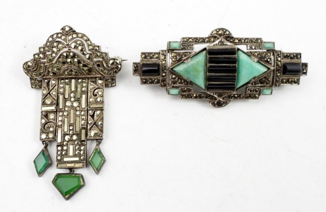 VINTAGE ART DECO 925 BROOCHES: TWO VINTAGE ART DECO BROOCHES IN STERLING WITH MARCASITE AND GREEN GEMSTONES. IN VERY NICE CONDITION! 17.4 DWT