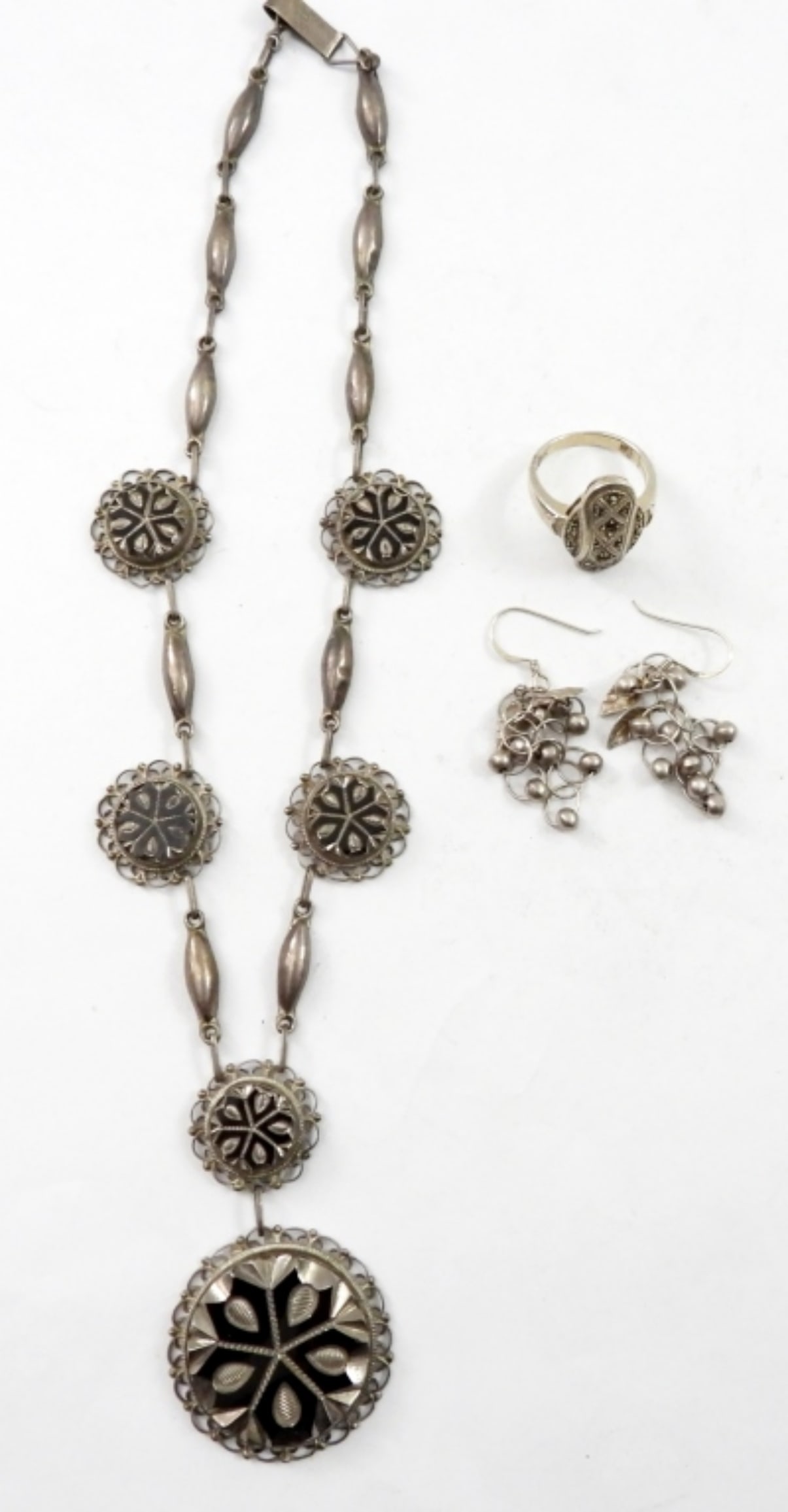 3 PIECE WOMENS STERLING SET: 18IN MEXICO STERLING NECKLACE WITH BLACK ACCENTS, STERLING SIZE 7 RING AND A PAIR OF EARRINGS.24.8 DWT