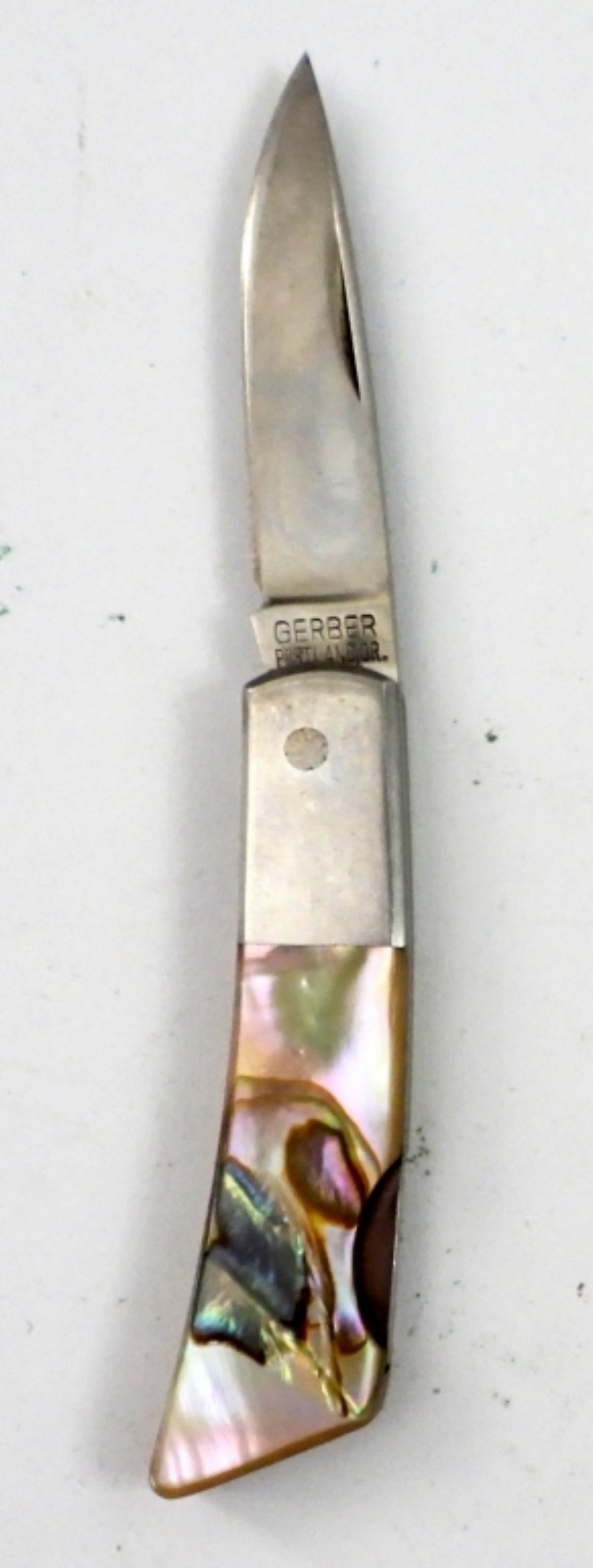 GERBER SILVER KNIGHT MOP HANDLE TINY: GERBER SILVER KNIGHT TINY POCKET KNIFE, SINGLE BLADE. MOTHER OF PEARL HANDLE. BEAUTIFUL! 2 1/4" CLOSED.