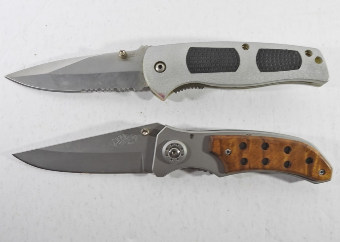 (2) TACTICAL KNIVES (1 of 3)