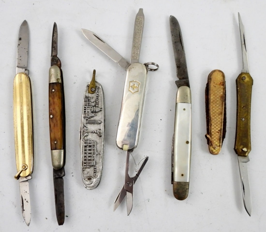 (7) VTG GENTLEMENS KNIFE LOT - PARIS: SOUVENIR KNIFE, SWISS SILVER TONE & MORE