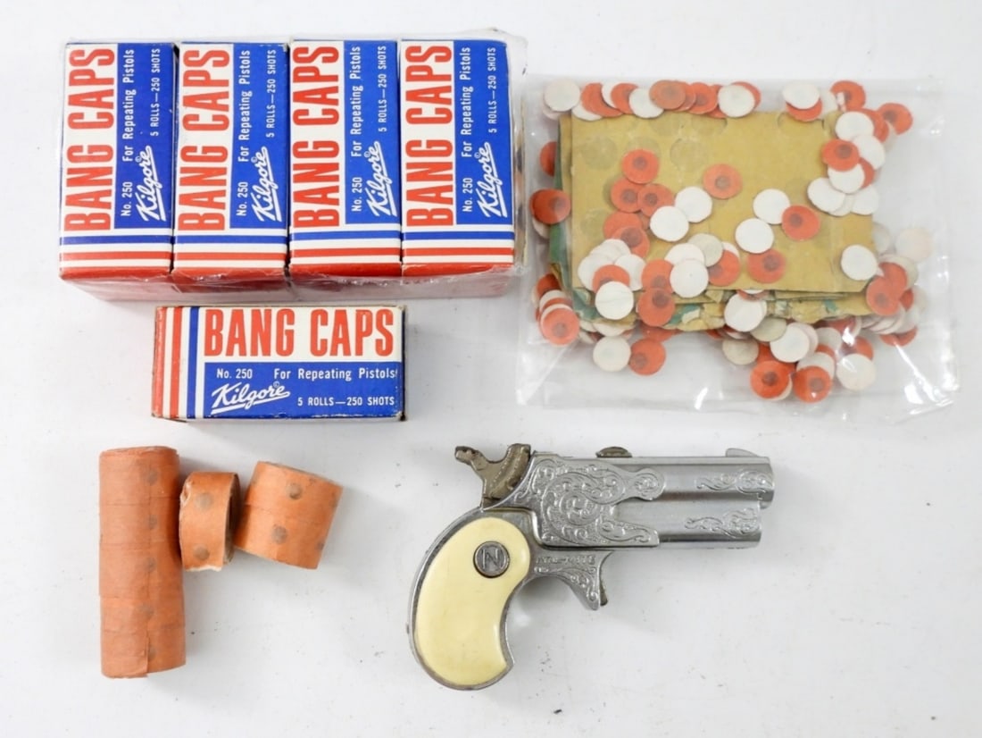 VINTAGE 1950'S NICHOLS DERRINGER: TOY CAP GUN NOT TESTED NICE CONDITION AND COMES WITH CAPS