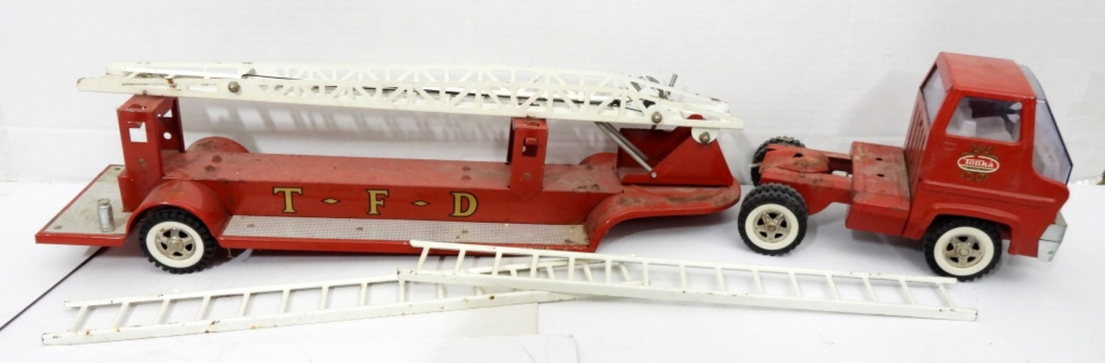 TONKA TFD LADDER FIRE TRUCK 28 1/2" LONG: PRESSED STEEL