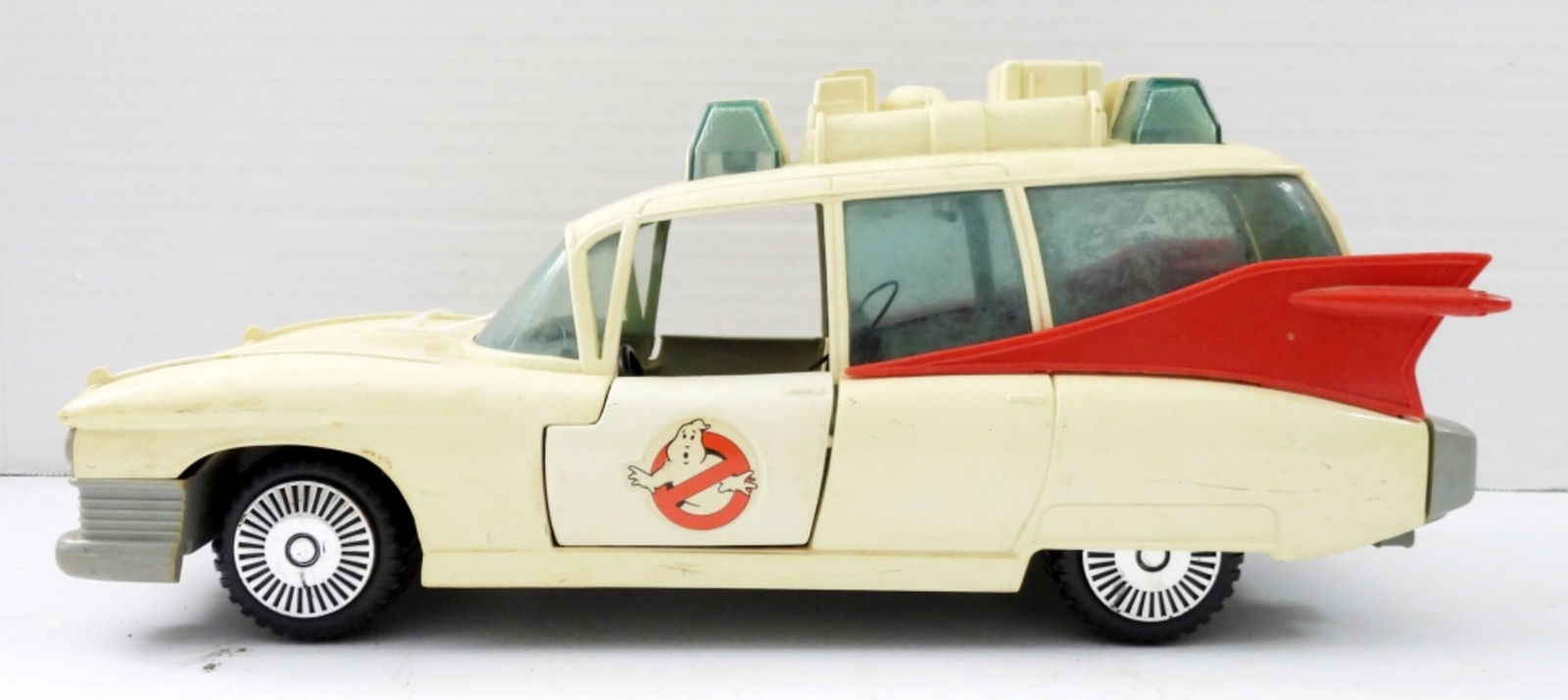 1984 GHOST BUSTERS ECTO 1 CAR (1 of 4)