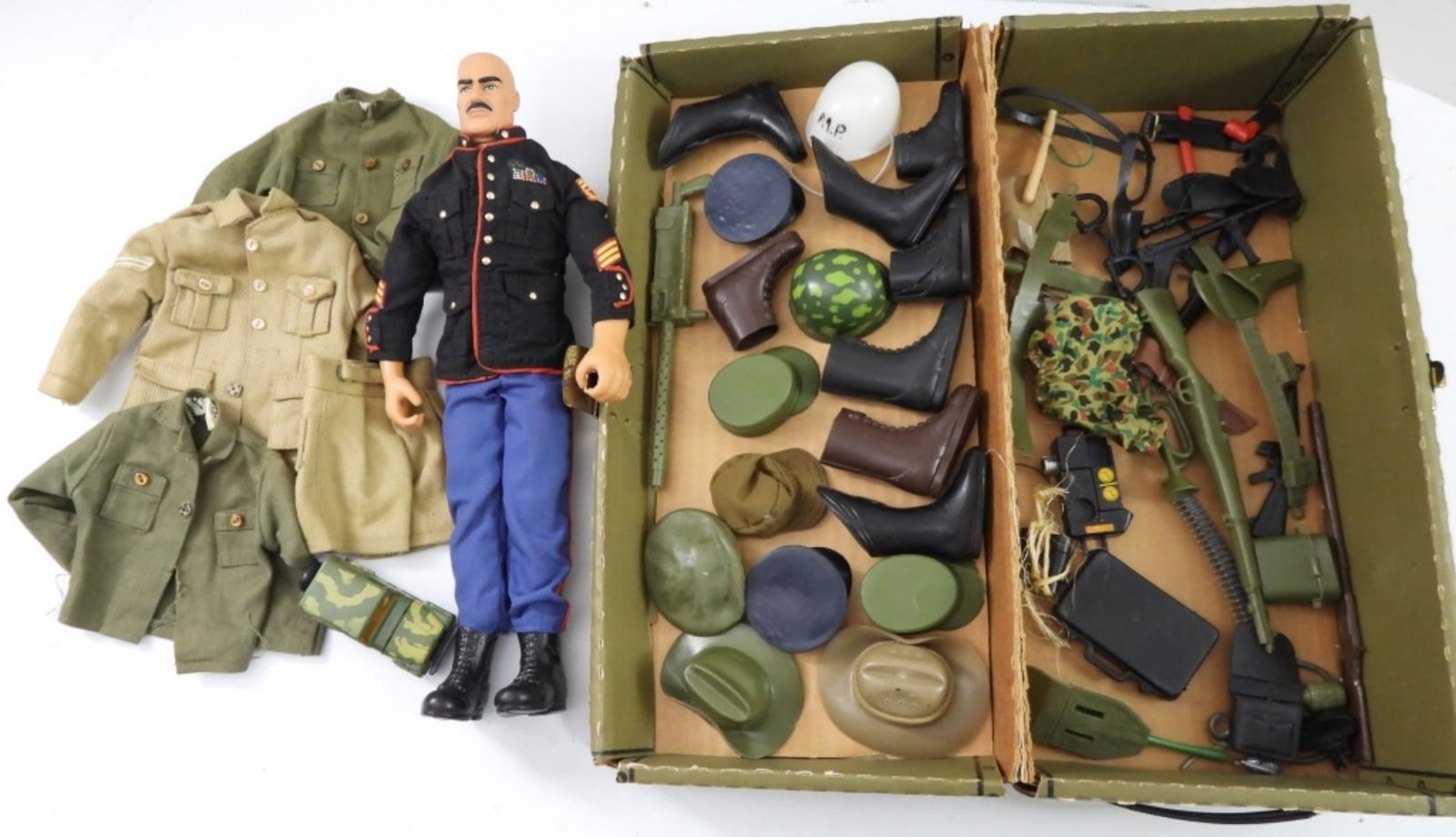 1992 GUNG HO FIGURINE AND MORE: 1992 HASBRO GI JOE GUNG HO FIGURINE HALL OF FAME DRESS MARINE WITH VINTAGE CARDBOARD FOOT LOCKER AND GI JOE ACCESSORIES