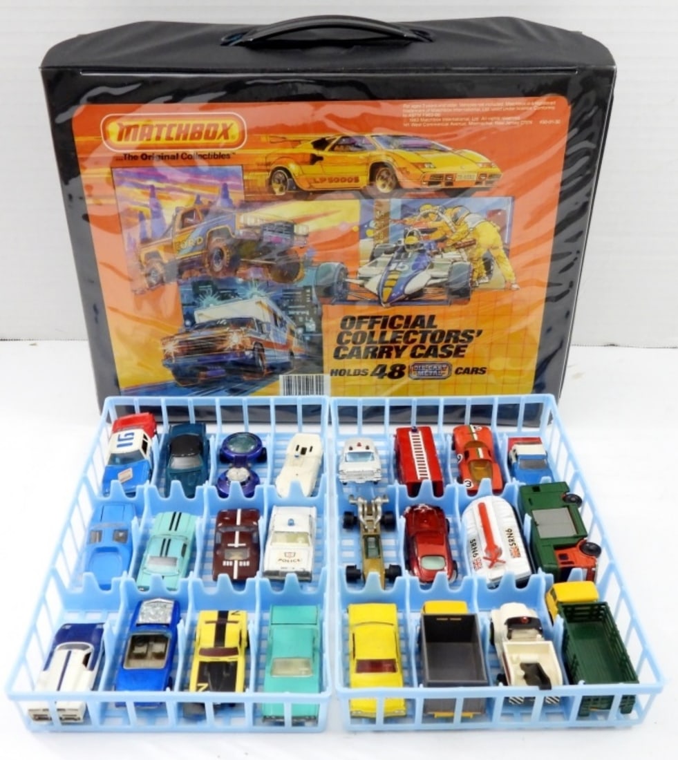 1983 MATCHBOX COLLECTORS CASE WITH 30 CARS (1 of 2)