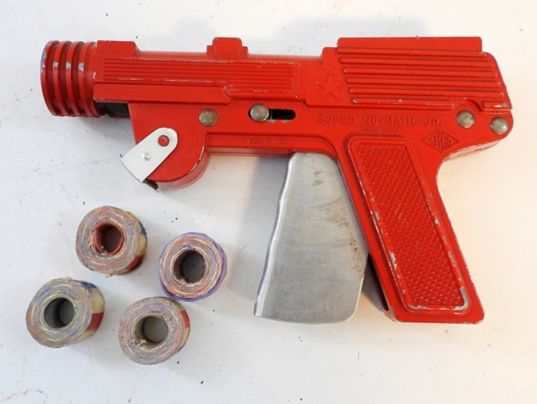 VINTAGE RED LMCO SUPER NU-MATIC CAP GUN: VINTAGE RED LMCO SUPER NU-MATIC JR. CAP GUN WITH 4 ROLLS OF POPPERS