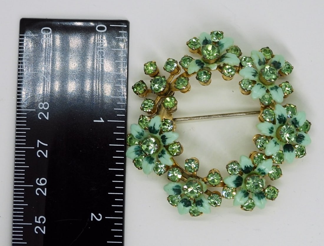 URANIUM GLASS VTG BROOCH (1 of 3)