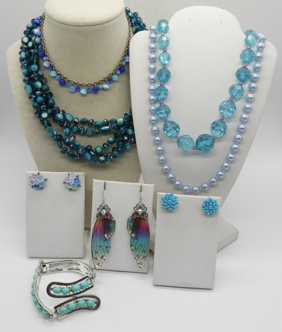 VTG BLUE BEADED JEWELRY LOT (1 of 4)