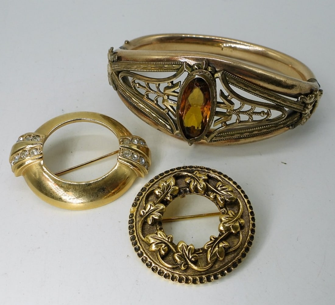 BEAUTIFUL GOLD TONE VINTAGE SET (1 of 1)