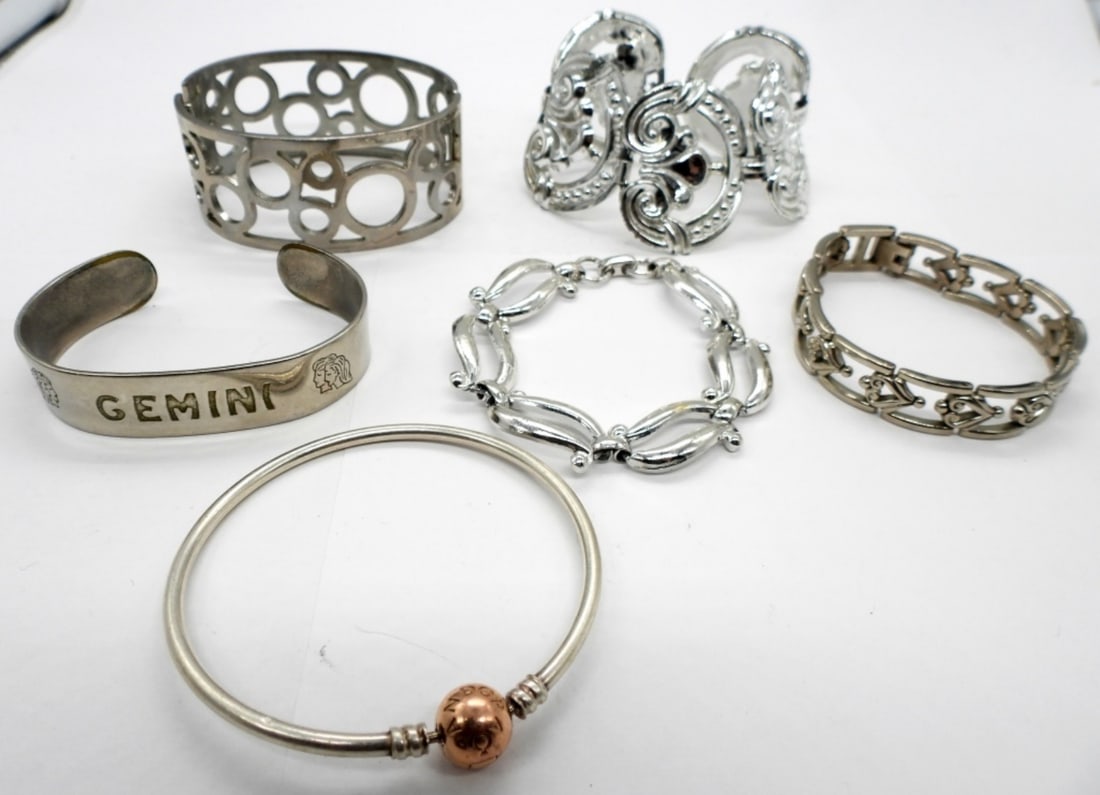 CORO - PANDORA BRACELETS & MORE (1 of 2)