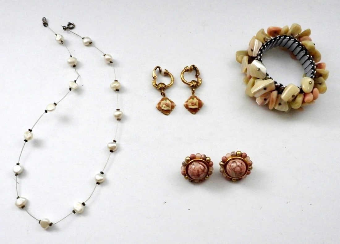 FAUX PEARL & SMOOTH STONE JEWELRY LOT: (2) PAIRS OF CLIP-ON EARRINGS WITH SMOOTH NATURAL STONES & FLOWER DESIGN, STRETCHY BRACELET WITH SMOOTH NATURAL PINK & IVORY STONES, 15" CHOKER WITH FAUX PEARLS