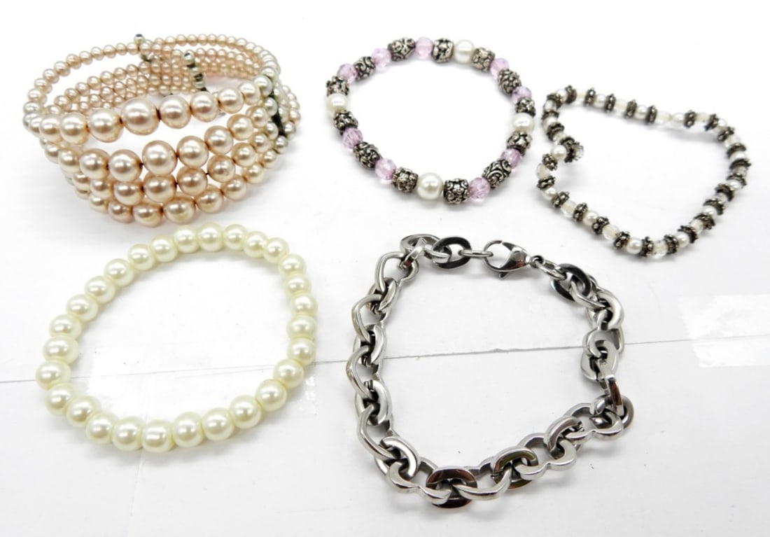 (5) FASHION PEARL BRACELETS: 5 FASHION BRACELETS. 4 ARE FAUX PEARL STRETCHY OR ADJUSTABLE AND ONE SILVER TONE HEART LINK BRACELET, 7.5".