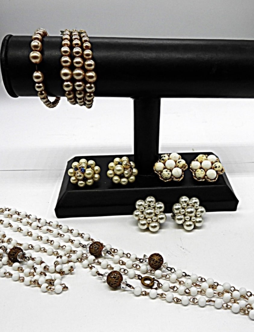 BEAUTIFUL VINTAGE JEWERLY LOT: 58" NECKLACE (3) SETS OF CLIP ON EARINGS VINTAGE BROKEN BRACLET